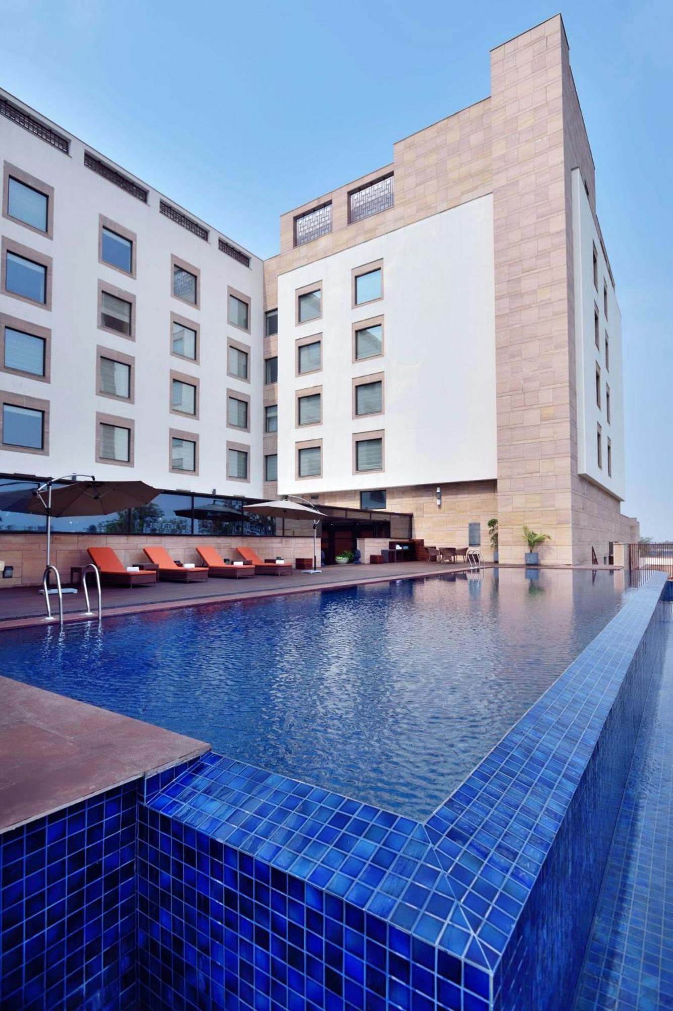 Отель Courtyard By Marriott Raipur Экстерьер фото