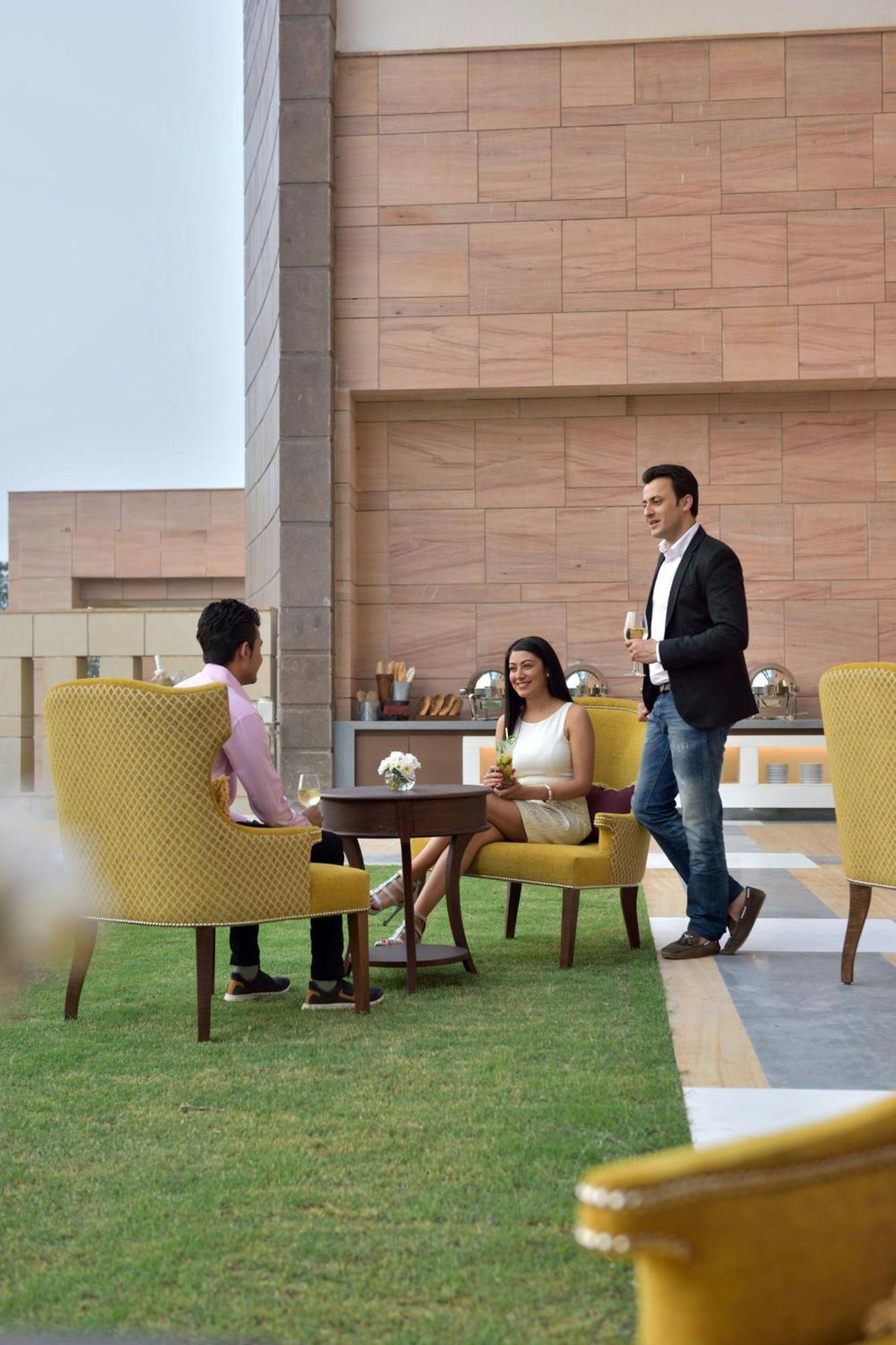 Отель Courtyard By Marriott Raipur Экстерьер фото