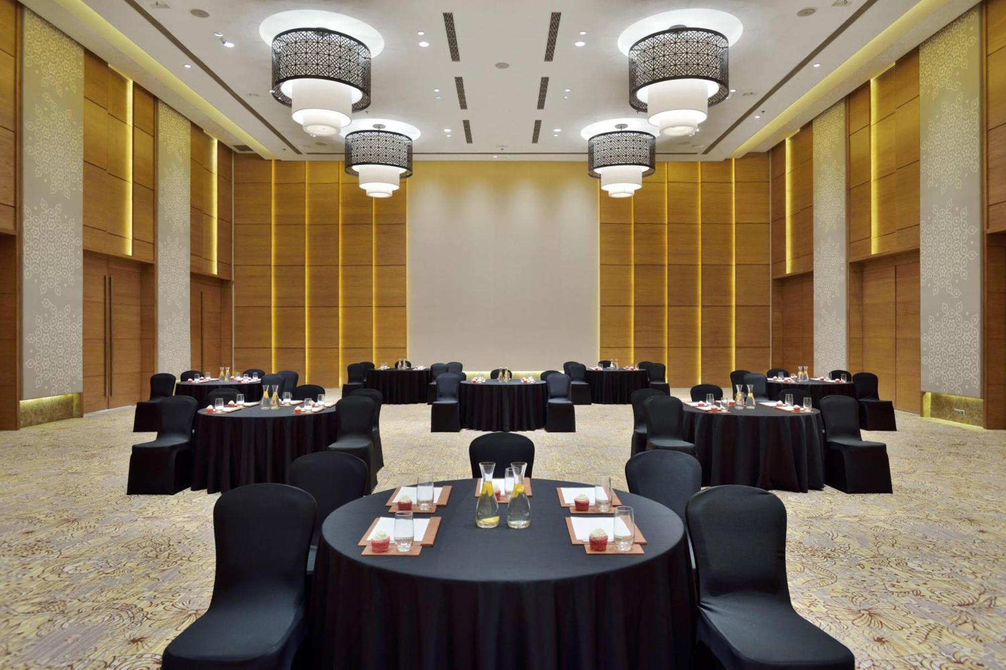 Отель Courtyard By Marriott Raipur Экстерьер фото