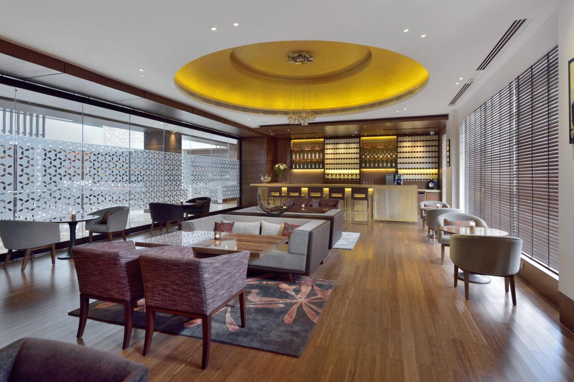 Отель Courtyard By Marriott Raipur Экстерьер фото