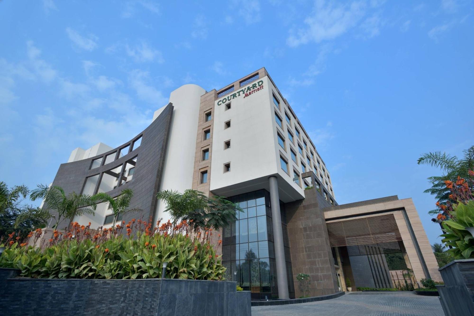 Отель Courtyard By Marriott Raipur Экстерьер фото
