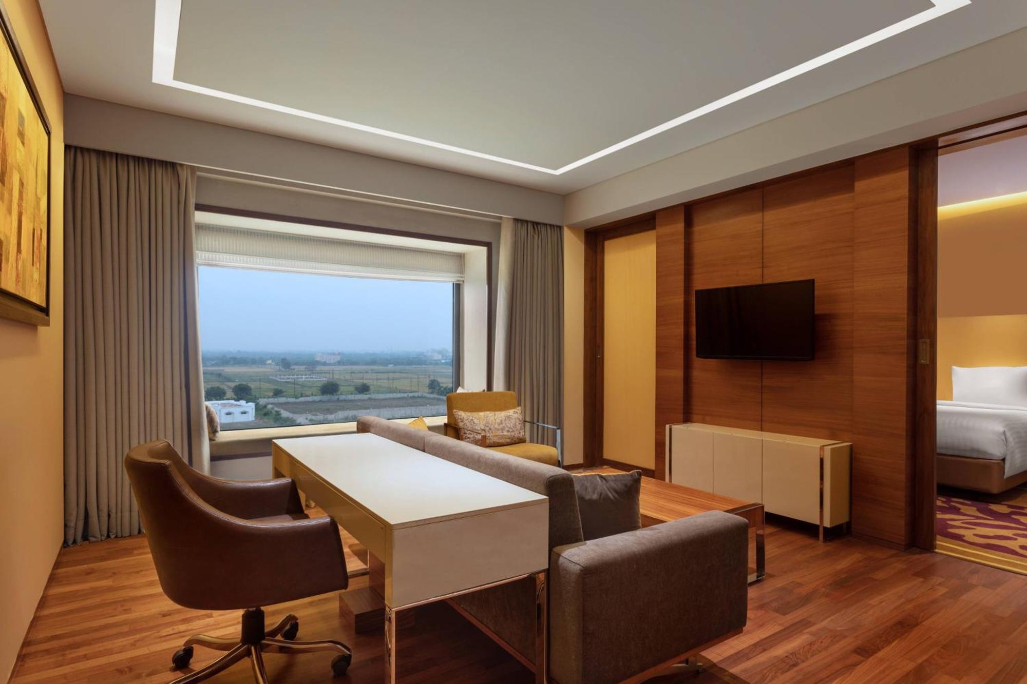 Отель Courtyard By Marriott Raipur Экстерьер фото