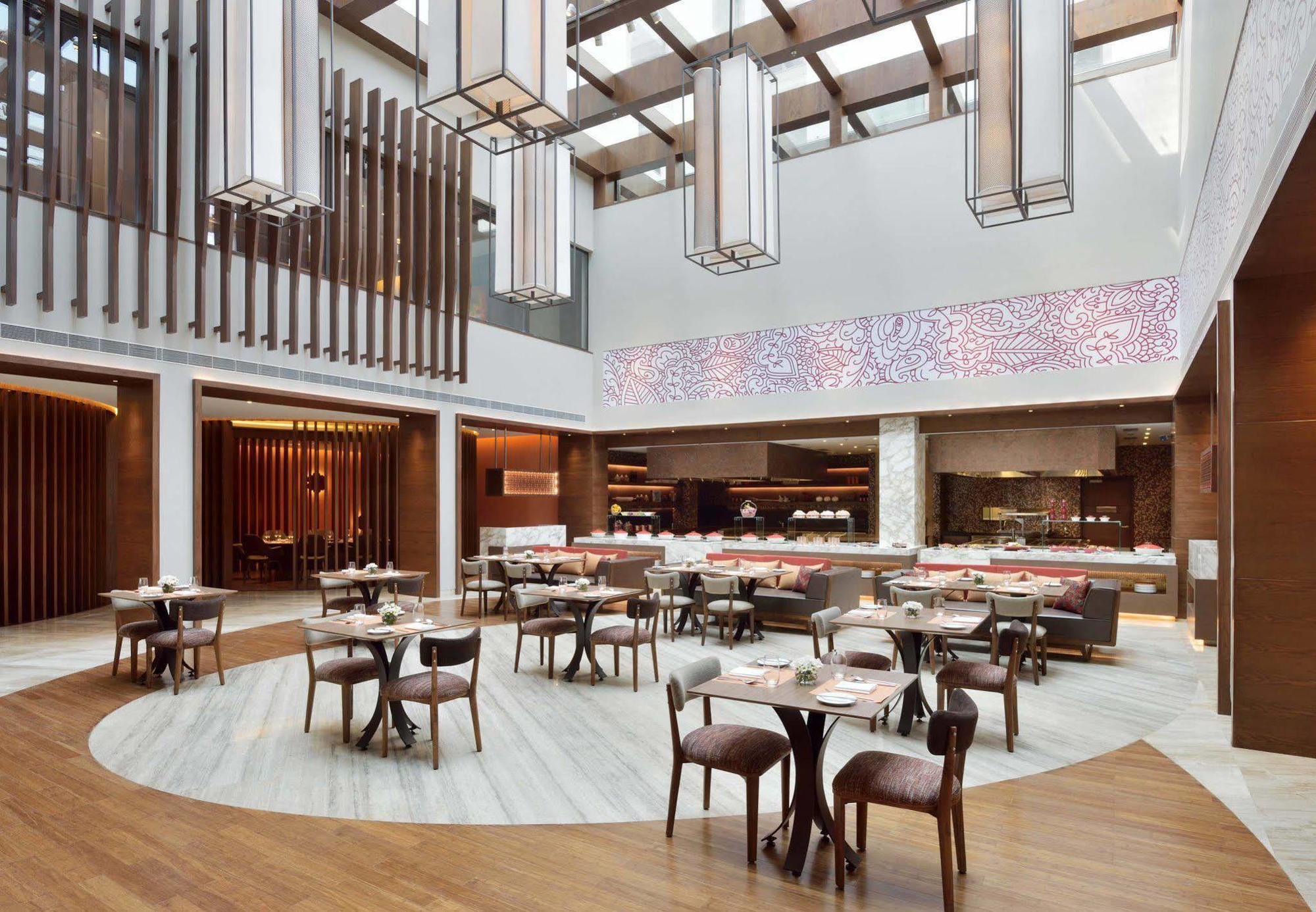 Отель Courtyard By Marriott Raipur Экстерьер фото
