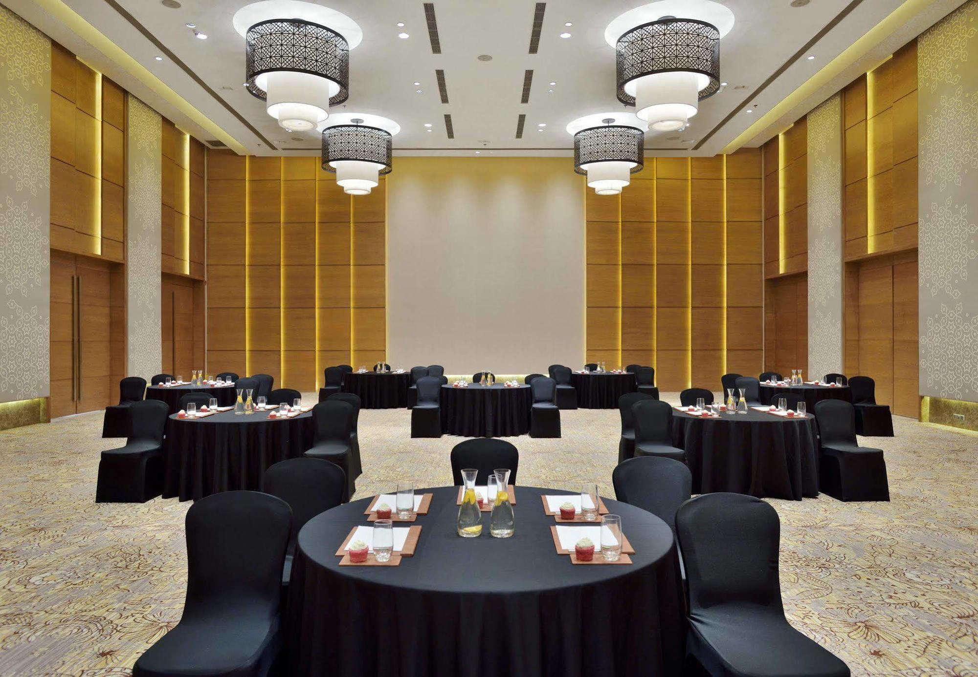 Отель Courtyard By Marriott Raipur Экстерьер фото