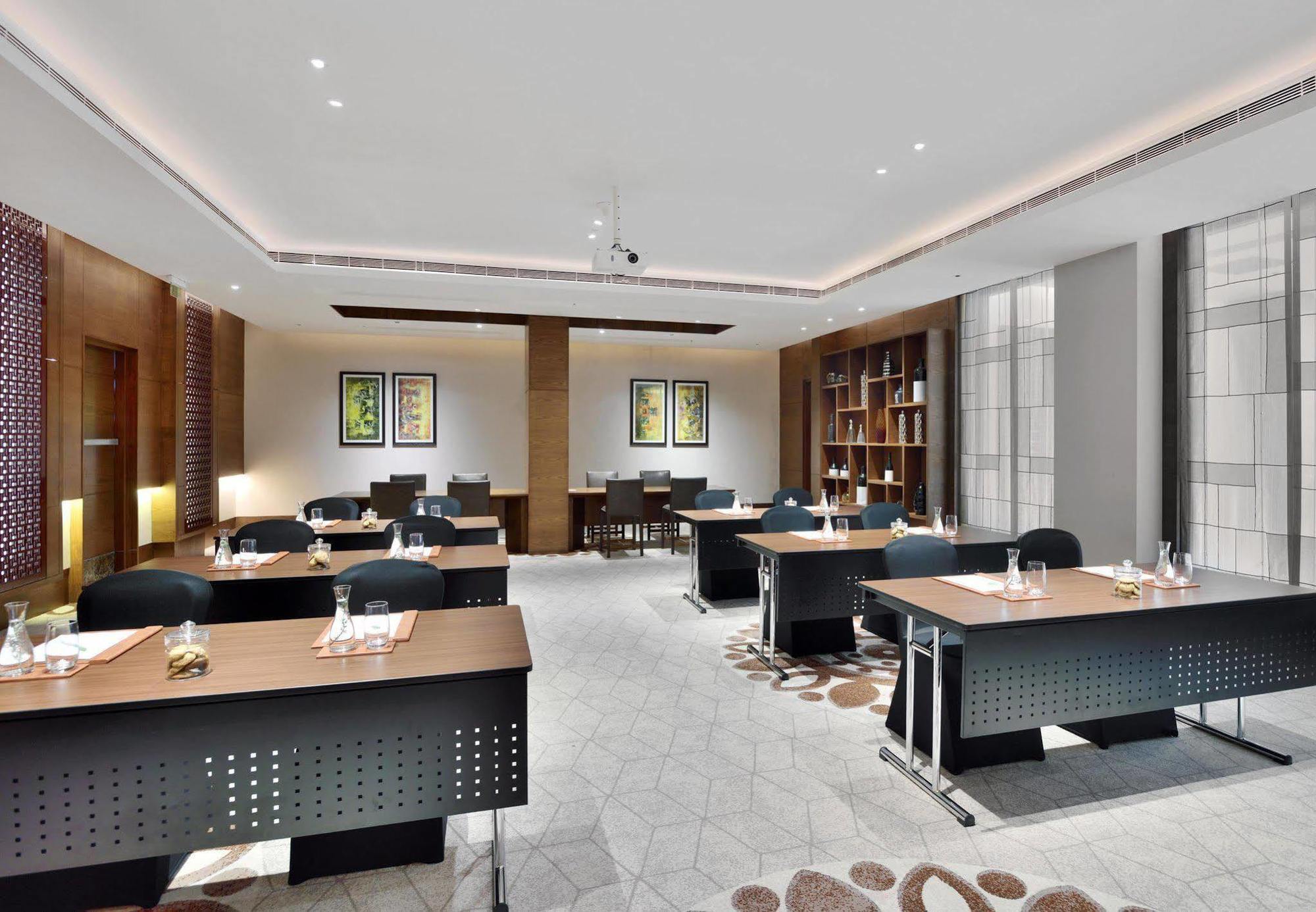 Отель Courtyard By Marriott Raipur Экстерьер фото